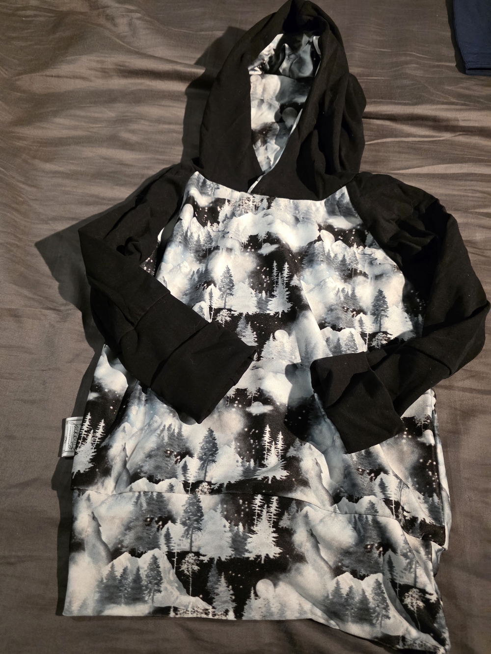 Kids Black Hoodie Dress with Mountain & Forest Print Evolutif 1-3ans